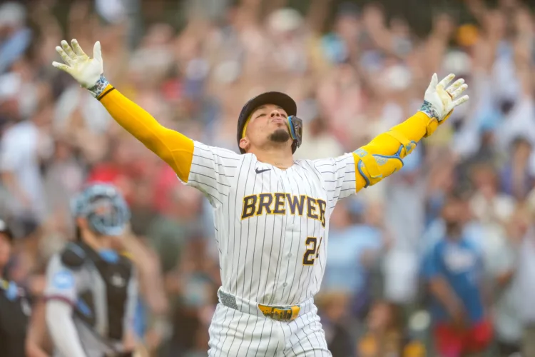 Contreras' blast gives Brewers a sweep